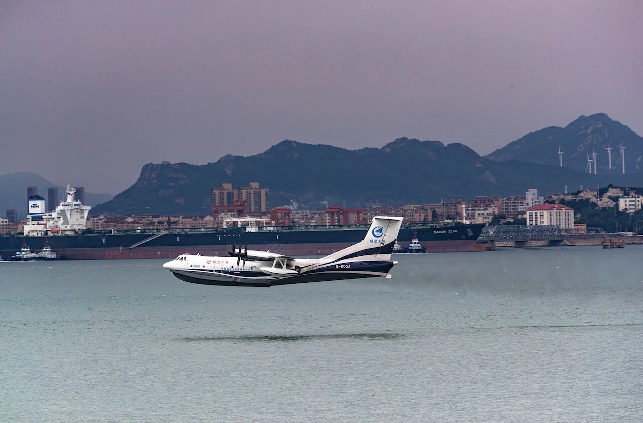 大型灭火/水上救援水陆两栖飞机“鲲龙”AG600成功实现海上首飞