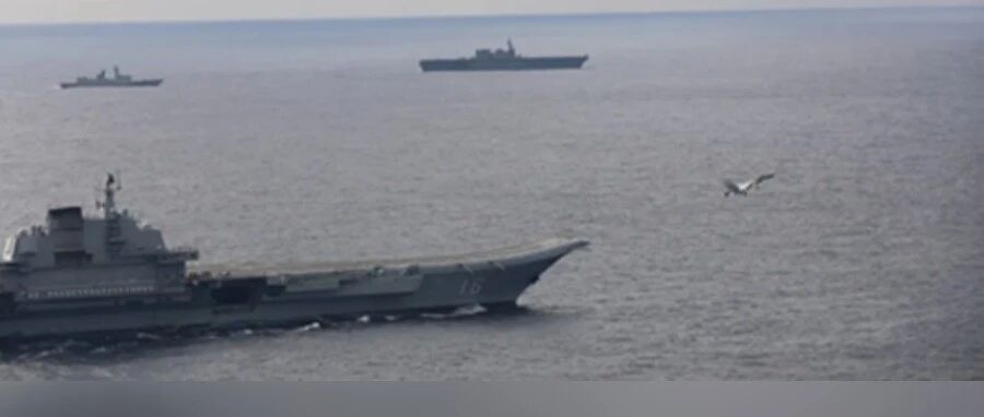中日航母首次同框，歼-15当面战斗起飞！