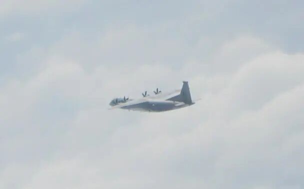 台媒：台军“副参谋总长”昨视察东沙岛，2架解放军军机靠近周边空域