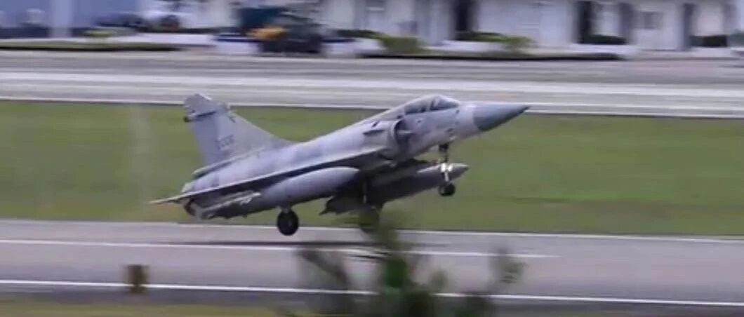 突发！台媒：台军战机“驱离共机”时坠海