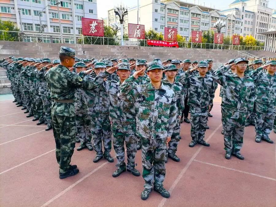 开学季 | 以军训之名赴青春之约