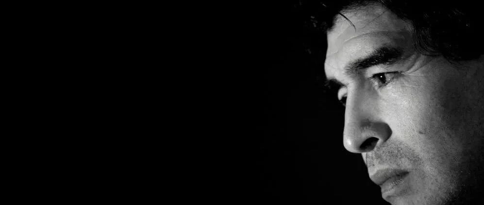 他突然离开，他们缅怀。