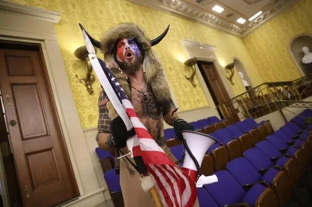 闯入美国国会大厦“牛头人”身份曝光 曾是一名航母水兵