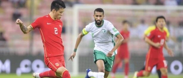 熬夜看球到快3点，中国队下半场吓沙特一大跳！