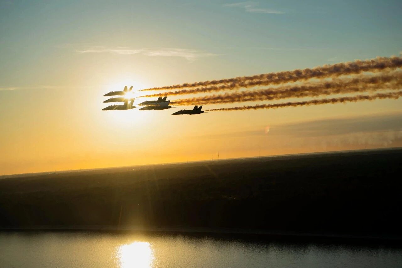 服役34年：美军蓝天使表演队一款经典战机完成“最后一飞”