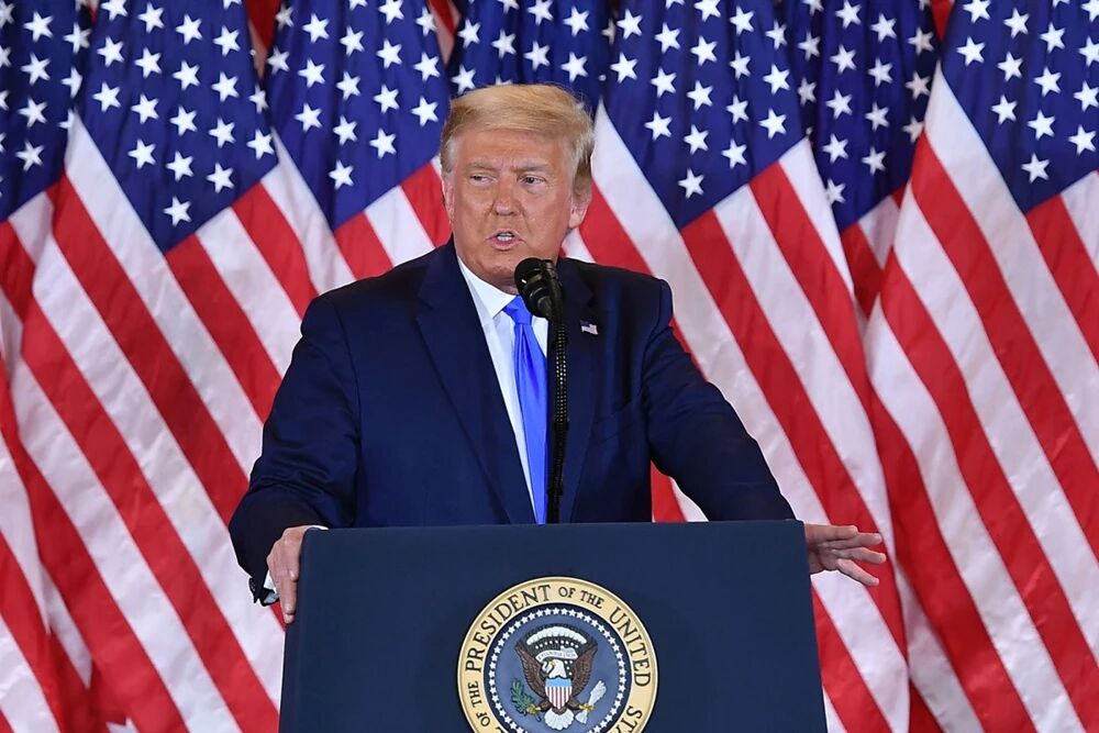 特朗普选举夜后首次公开露面，美媒用一个词形容他：沮丧