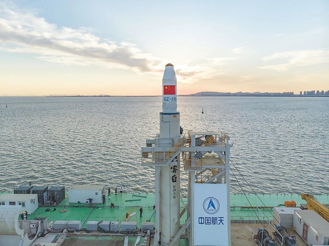 从位于黄海海域的"德渤3号"动力船上腾空而起,顺利将9颗"吉林一号"高