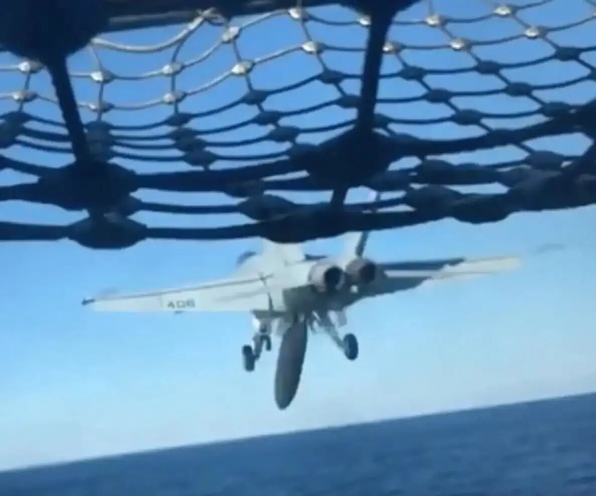 美军舰载机弹射起飞时副油箱脱落 直接栽进海里