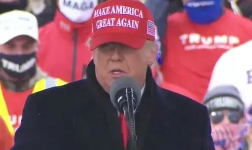 拜登竞选大巴被特朗普支持者包围，特朗普：他们是在保护拜登的大巴车