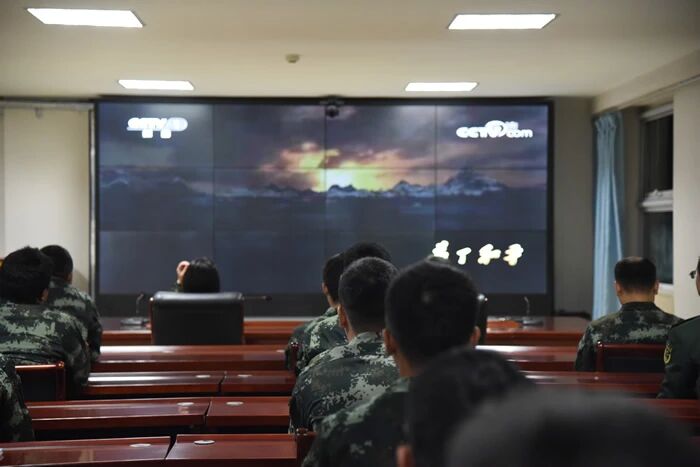 武警北京某部严密组织观看大型电视纪录片《为了和平》