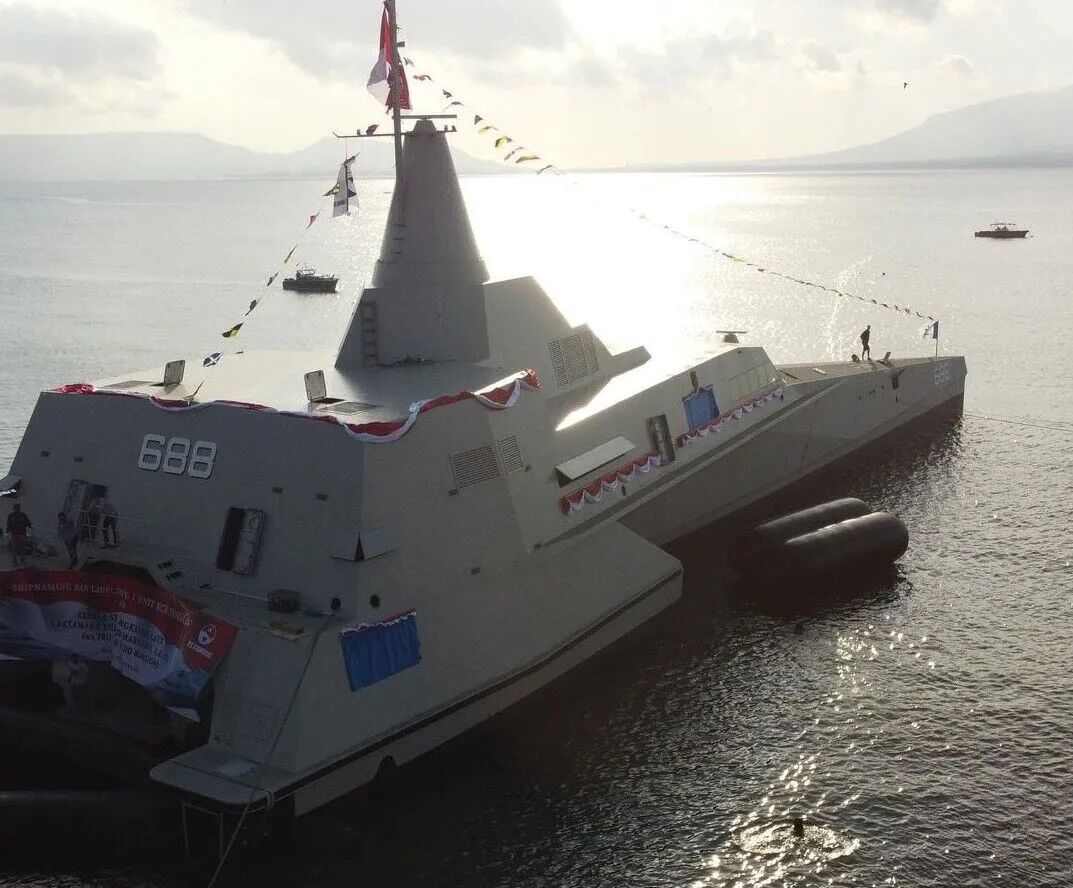 不简单！首艘被大火烧毁9年后，印尼海军重获三体科幻隐身舰