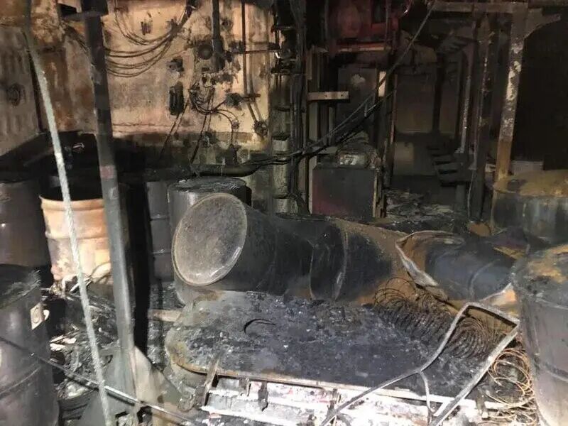 舱内温度1200度！美军准航母被烧惨状公开，海军最高将领登舰后感叹