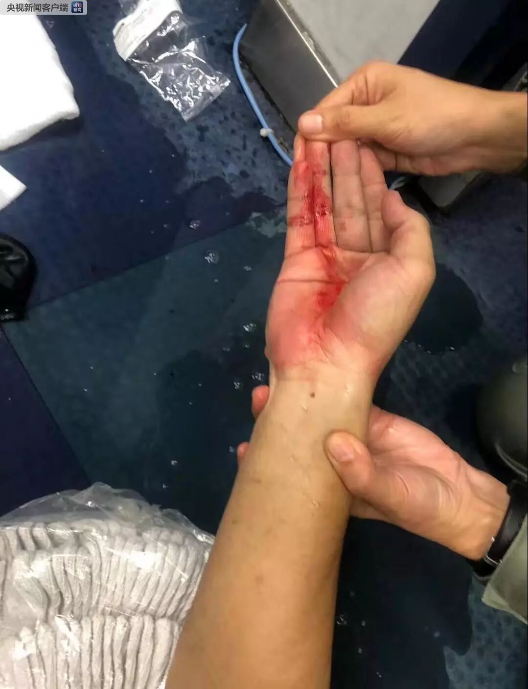 “这已是恐怖主义！”除了投汽油弹，乱港暴徒还用“枪”袭警！（视频/组图） - 4