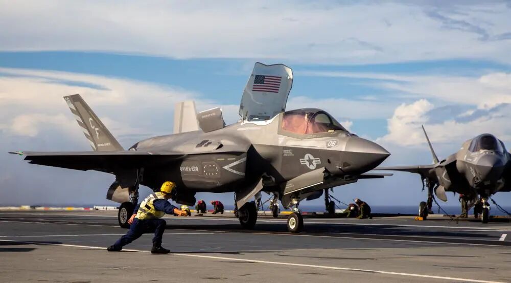 英国航母从病毒中恢复正常？载着俩在关岛惹下丑闻水兵攻击太平洋小岛