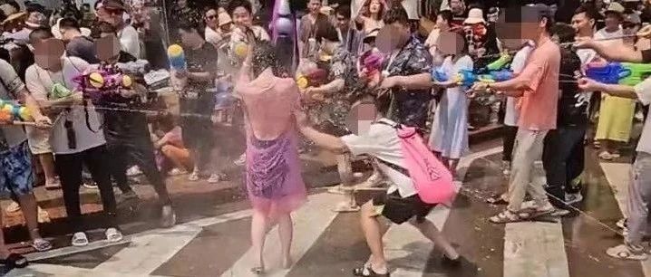 “泼水节期间，一名女孩被一名男子扯下雨衣”，多方回应！