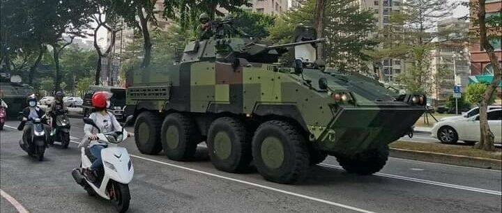 装甲车开上台中街头。