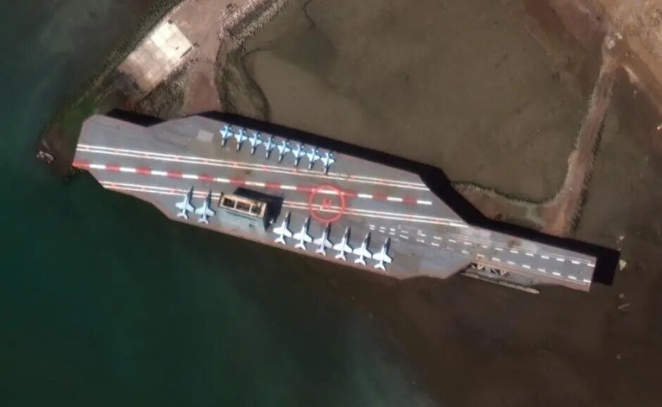 美媒：“美国航母”被伊朗击沉后堵住航道 成一大安全隐患