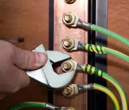 帶電接線，零線和火線先接哪一個？老電工：處在危險不自知！的圖4