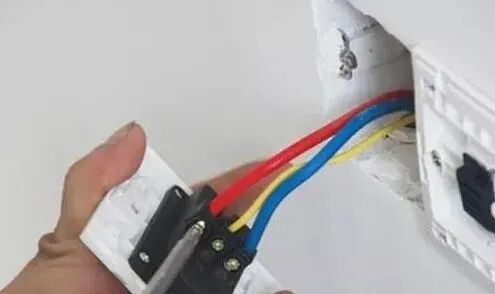 帶電接線，零線和火線先接哪一個？老電工：處在危險不自知！的圖2