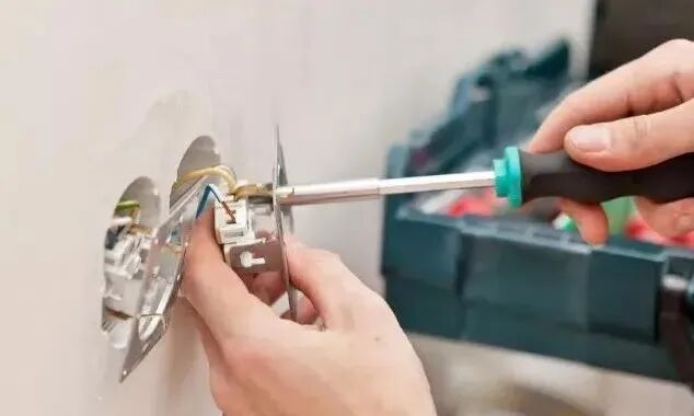 帶電接線，零線和火線先接哪一個？老電工：處在危險不自知！的圖3