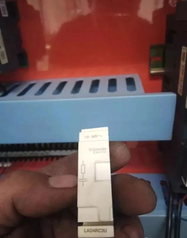 只要一啟動油泵，PLC就輸出故障停機信號，為什么？的圖2