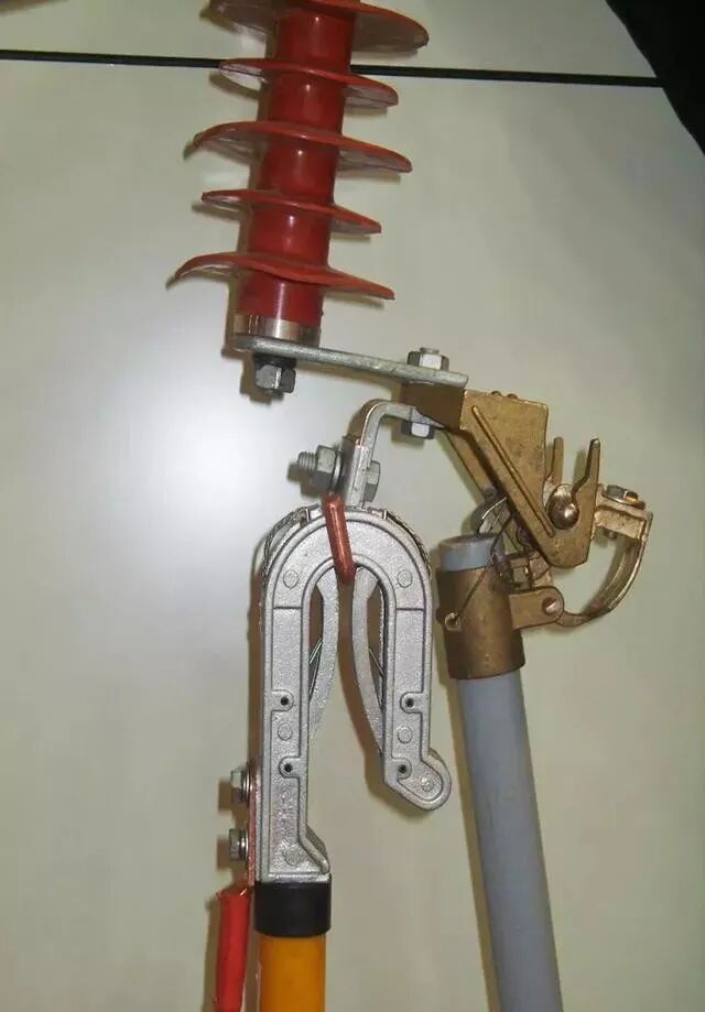 為什么在停電進行線路工作時，電工會將接地保護線或零線和火線臨時連結？的圖3