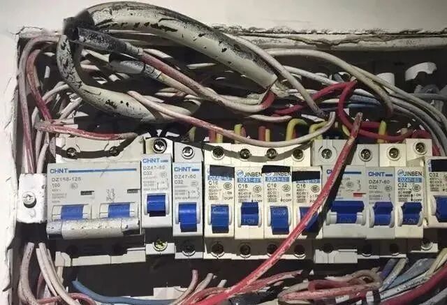 空开盒内零线排被烧怎么回事?空开的零线火线线径相等，空开不跳，但是零线排烧了？的图4