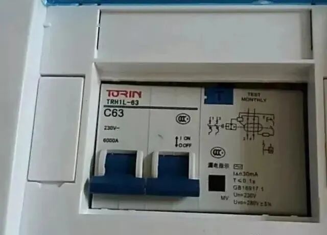 空开盒内零线排被烧怎么回事?空开的零线火线线径相等，空开不跳，但是零线排烧了？的图2