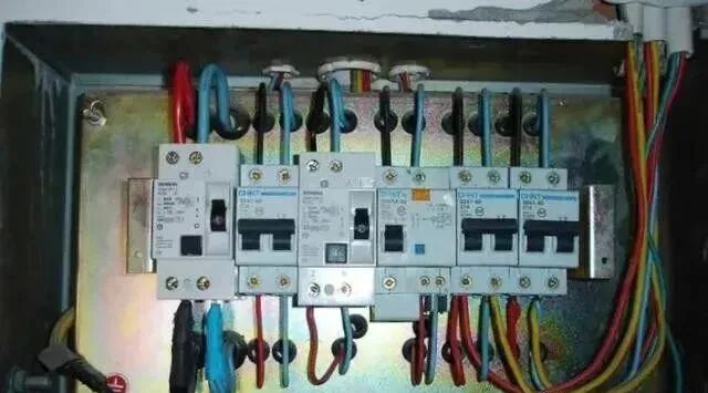 空开盒内零线排被烧怎么回事?空开的零线火线线径相等，空开不跳，但是零线排烧了？的图5