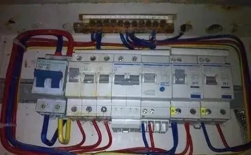 空开盒内零线排被烧怎么回事?空开的零线火线线径相等，空开不跳，但是零线排烧了？的图6