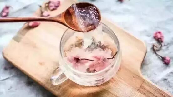 临睡前一碗燕窝，滋阴润燥，美容养颜好睡眠，竟有这么多好处~