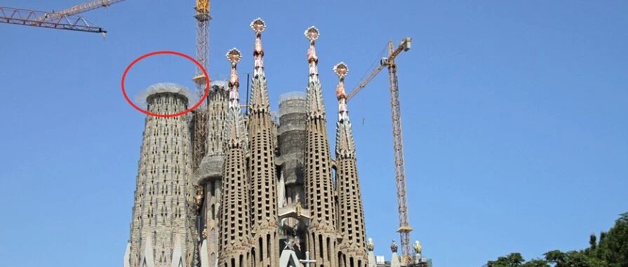 昨天晚上，圣家堂亮了