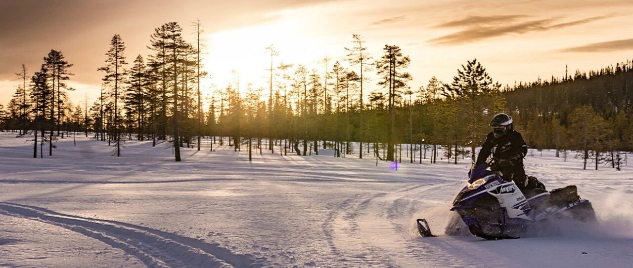 极光的新鲜打开方式！雪地摩托，哈士奇雪橇跑起来、别忘了要和圣诞老人来个合影哦~