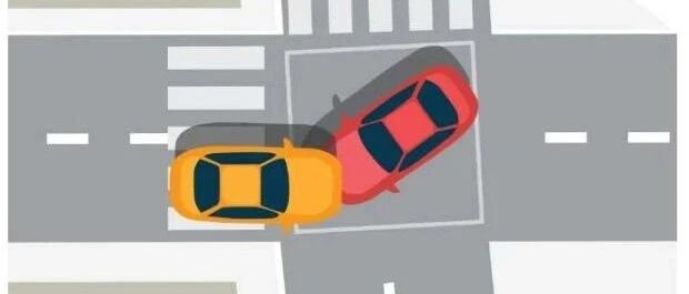 左转车和右转车同时进入路口，谁让谁呢？