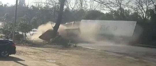 还在这样超车？被撞了也要担全责！