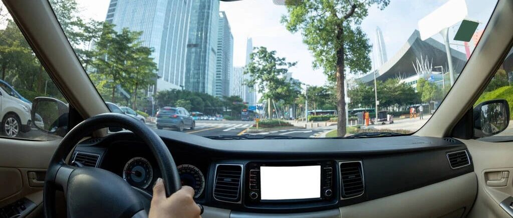 危险性相当于“闭眼驾驶”！开车一定要警惕这件事