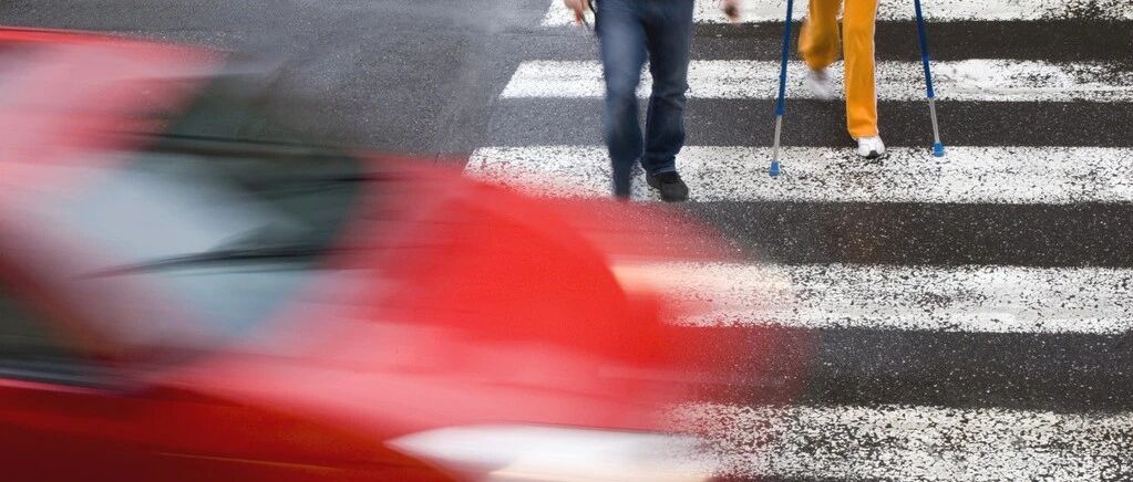 因“礼让行人”被后车追尾，事故责任如何判定？