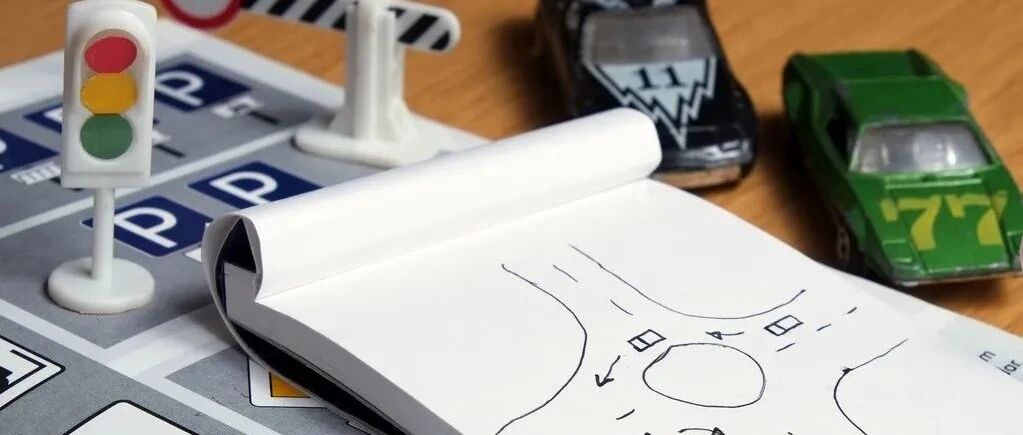 通行环岛，转向灯究竟怎么用？千万别做错了！