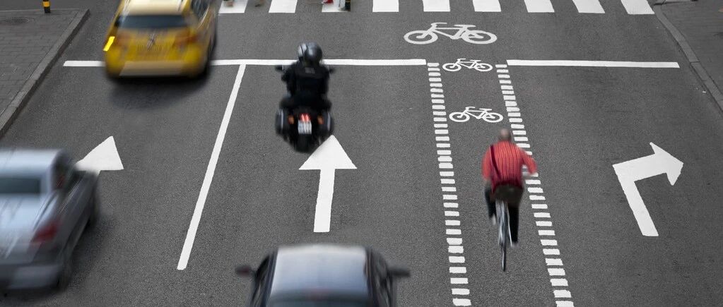 还在路口这样开车？当心罚款又扣分！