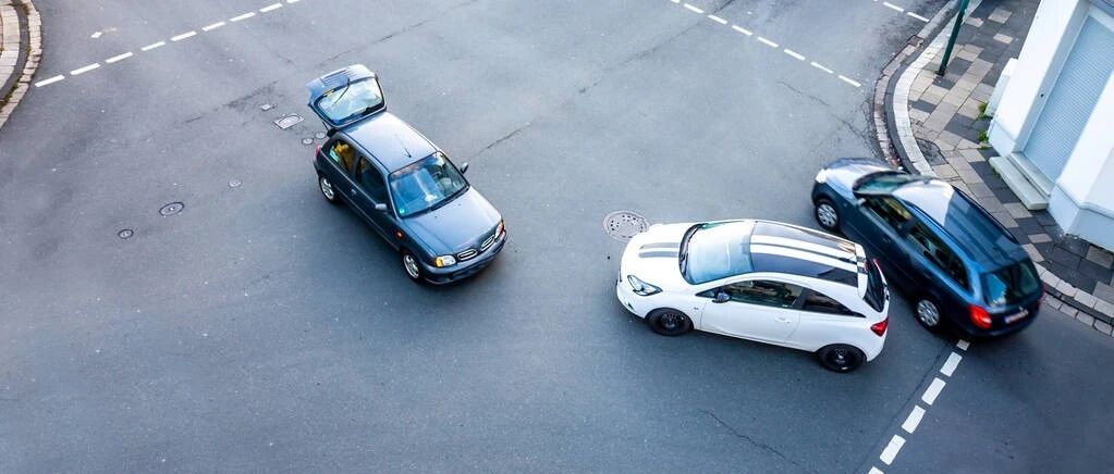 路口相逢，由谁先行？动图一看就懂！