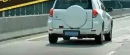 这样开车违法又危险，很多人都没注意！