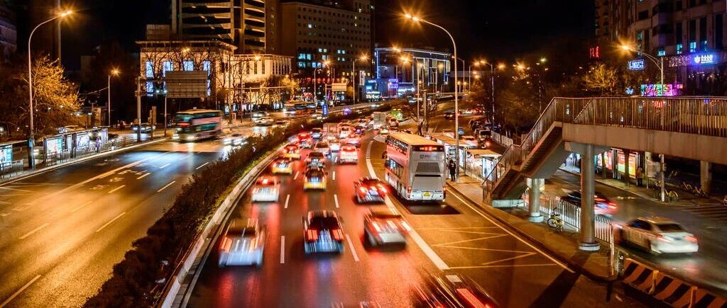 遭遇远光灯“袭击”？记住要这样自保！