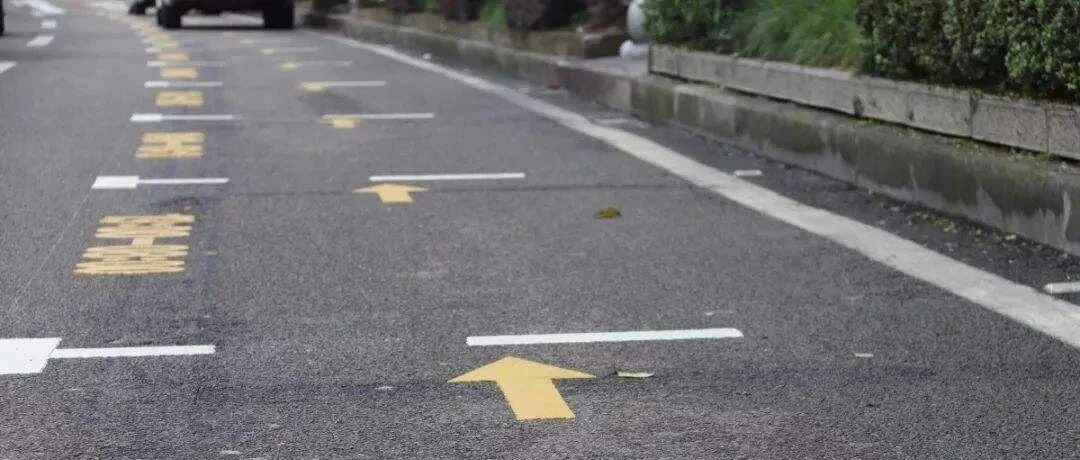 停在车位里也可能被贴罚单，看到这种车位要小心！