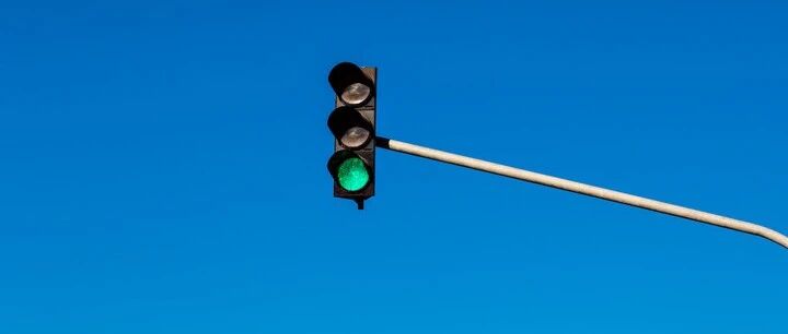 绿灯的时候开过去，为啥也被记分罚款了？