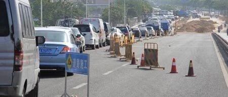 在施工路段被迫变道，发生追尾事故是谁的责任？