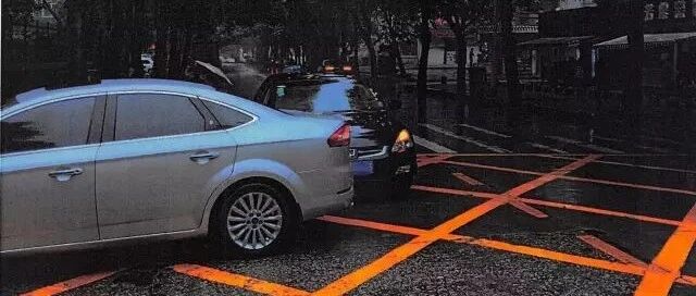 掉头车与转弯车撞了，谁负主责？答案意想不到