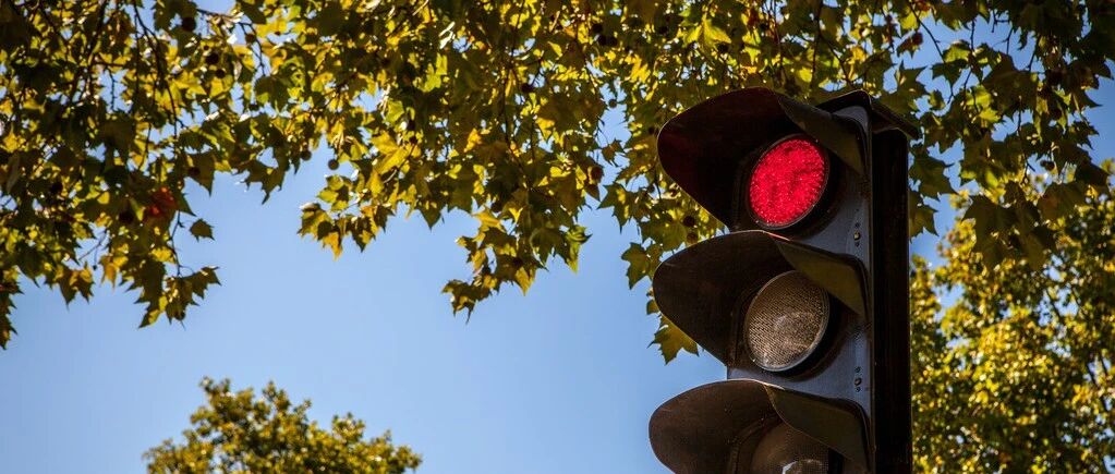 这种“误”闯红灯的情况，可以免罚？