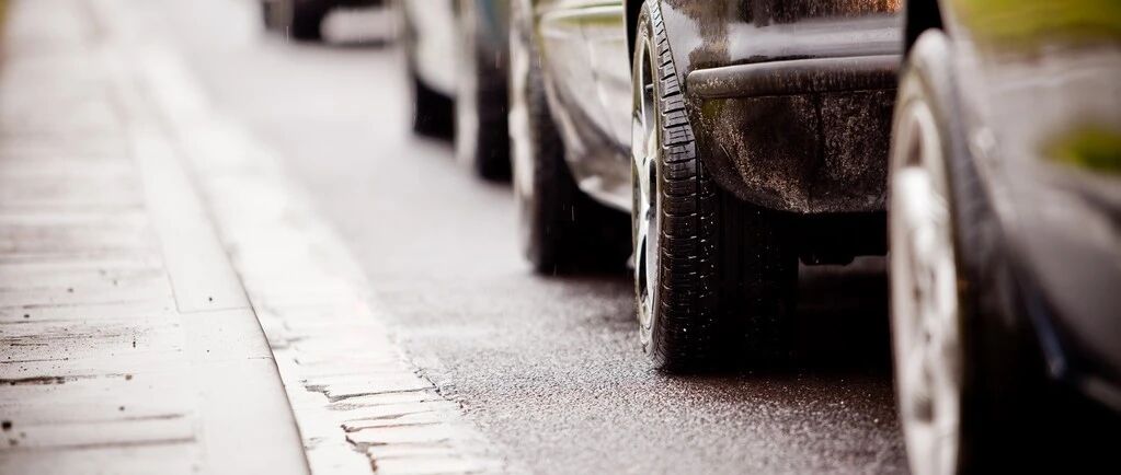 在路边看到这种线千万别停车，否则扣3分还罚款！