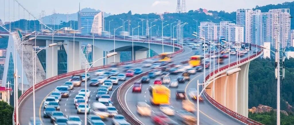 中秋自驾路上堵车，怎样才能省点油？