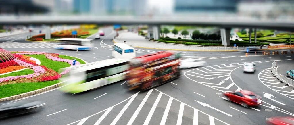 路中间突然出现这样的线，到底能不能轧？